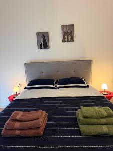 a bedroom with a bed with towels on it at Mare e Monti in Bar