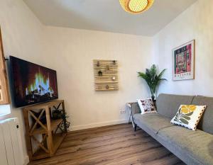 a living room with a couch and a flat screen tv at La Casa de Célia in Valencia de Don Juan