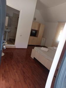 a small bedroom with a bed and a bathroom at Căbănuțele Rotunda in Băile Herculane