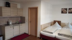 a small room with a bed and a sink at Zum Hopfenbauer in Rudelzhausen