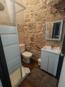 ein Badezimmer mit Toilette und Waschbecken in der Unterkunft Albergue e AL O Brasão Valença in Valença + 36 Fotos