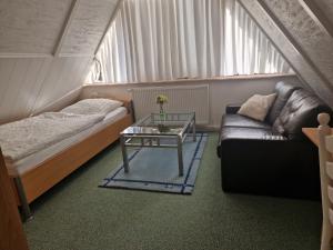 ein Wohnzimmer mit Sofa und Tisch in der Unterkunft FeWo Hofmann in Schwanewede