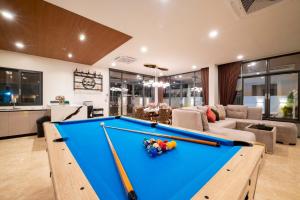 a living room with a pool table at Morning Sea 1 เปิดใหม่!! พัทยาเหนือใกล้ทะเล ใกล้ Terminal21 in North Pattaya