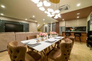 a dining room with a white table and chairs at Morning Sea 1 เปิดใหม่!! พัทยาเหนือใกล้ทะเล ใกล้ Terminal21 in North Pattaya +30 photos