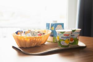 a tray with two baskets and snacks on a table at Planet Blue Smartments in Sulzbach an der Murr