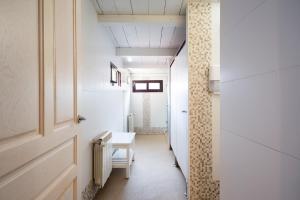 a hallway with a table in a room at Albergue LaMorena in Ledigos