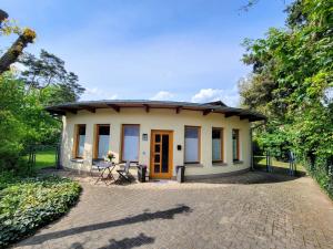 a small white house with a patio at Heideberg Appartement in Zeuthen
