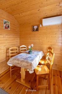 a dining room with a table and chairs in a cabin at Domki pod Żukowcem in Solina