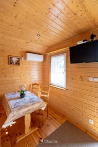 a dining room with a table in a log cabin at Domki pod Żukowcem in Solina