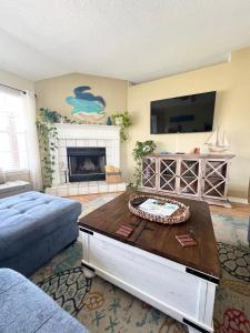 a living room with a coffee table and a fireplace at La SeaEsta in Navarre