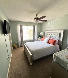 a bedroom with a bed and a ceiling fan at La SeaEsta in Navarre