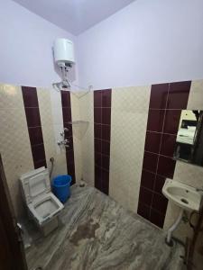 a bathroom with a toilet and a sink at Basuki Hotel in Jaipur +25 photos