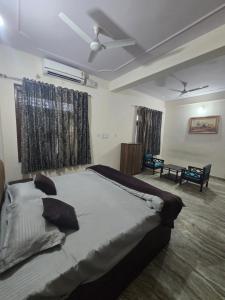 a bedroom with a large bed in a room at Basuki Hotel in Jaipur