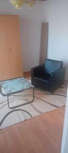 a black chair sitting in a living room at Vila Sofija in Vinci