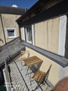 a patio with a table and chairs and a window at Malamin Ludwigshafen in Ludwigshafen am Rhein