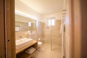 サン・マルティーノにあるResidence Grünwaldのバスルーム(洗面台、トイレ、シャワー付)