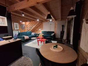 a living room with a table and a couch at Pauza Drzewoszewo - Dom nad jeziorem in Drzewoszewo