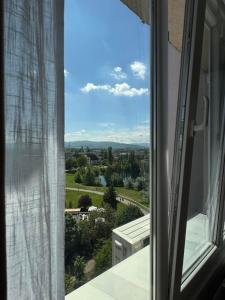 ein offenes Fenster mit Blick auf eine Stadt in der Unterkunft Flyspot Apartment in Sofia