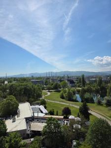 ein Blick vom Dach eines Gebäudes in der Unterkunft Flyspot Apartment in Sofia