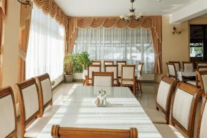 a dining room with a table and chairs at Hotel Doina 2 Tasnad in Tăşnad