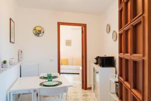 a small room with a table and a kitchen at Casa degli Ulivi in Ravello
