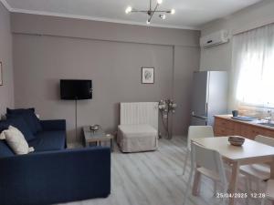 un soggiorno con un divano blu e un tavolo di Morfi a Città di Lefkada