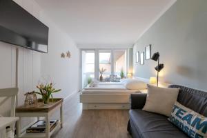 a bedroom with a bed in the middle of a room at Top gelegene Ferienwohnung mit Balkon direkt im Zentrum von SPO in Böhl