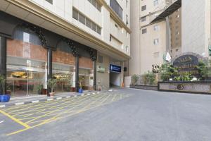 an empty parking lot in front of a building at Amjad Al Deafah Hotel in Mecca