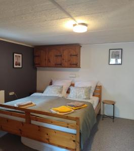 a bedroom with a bed with two towels on it at YALET Ferienhaus 2 appartementen vlakbij Willingen in Brilon-Wald