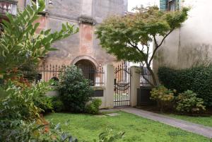 un ingresso a una casa con cancello in ferro battuto di Filodrammatici Loft by Welc(H)ome a Treviso