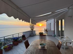 ein Tisch auf einem Balkon mit Blick auf das Meer in der Unterkunft Palazzo Perez in Belvedere Marittimo