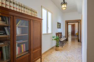ein Flur mit einem Bücherregal und ein Esszimmer in der Unterkunft Palazzo Perez in Belvedere Marittimo