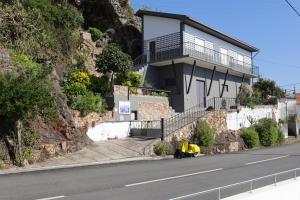 a house on a hill next to a road at AL Penedo da Cheira in Penacova
