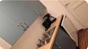 an overhead view of a kitchen with a sink at Rolig sted ved havet in Sirevåg