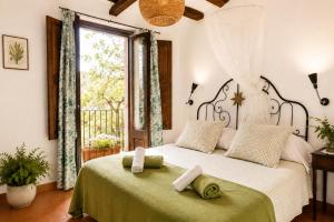 ein Schlafzimmer mit einem großen Bett, auf dem Handtücher liegen in der Unterkunft Habitaciones con encanto - Cal Alejandro in Montsonis + 63 Fotos