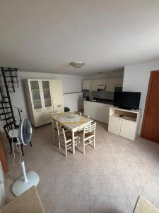 a kitchen and dining room with a table and chairs at Casa Luisa in Peschici