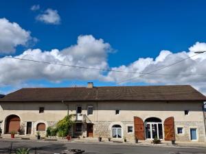 an old building on the corner of a street at Gite La Ferme in Arinthod