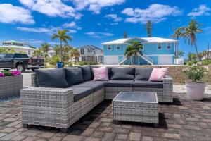 eine Couch und ein Tisch auf einer Terrasse in der Unterkunft Flamingo Inn in Fort Myers Beach