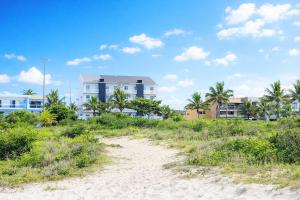 a dirt road leading to a beach with buildings at Beira-Mar Sofisticado com Vista Mar e Piscina in Pontal do Paraná