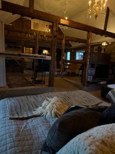 ein Schlafzimmer mit einem großen Bett und ein Wohnzimmer in der Unterkunft Studio Sommar in Glemmingebro