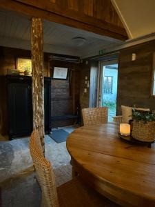 ein Esszimmer mit einem Holztisch und Stühlen in der Unterkunft Studio Sommar in Glemmingebro + 14 Fotos