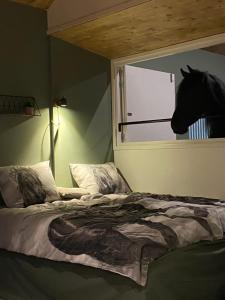 a bed with a horse sticking its head out a window at MagnaFrisia in Gauw