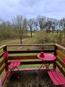 a pink picnic table and a hat on a bench at Krusenhofilona in Krusendorf