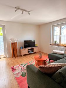 a living room with a couch and a tv at Ferienwohnungen Bohner/Wohnung Elisabeth in Meersburg