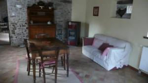 a living room with a couch and a table at Gîte La Mirgue in Sanvensa