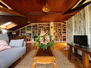 a living room with a couch and a table with flowers at Casa Mayucu in Celis