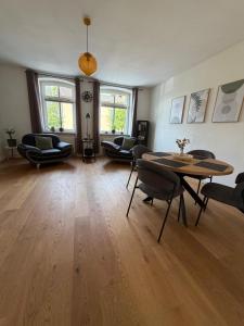 a living room with a table and chairs at Dianas Ferienwohnung 2 in Feldberg