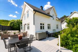 a patio with a table and chairs and a house at Villa Lilleheim in Breim