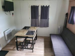 a small room with a table and a bed at Chalet 3 in Gelle