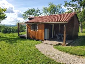a small wooden shed with a table in a field at Chalet 3 in Gelle +15 photos